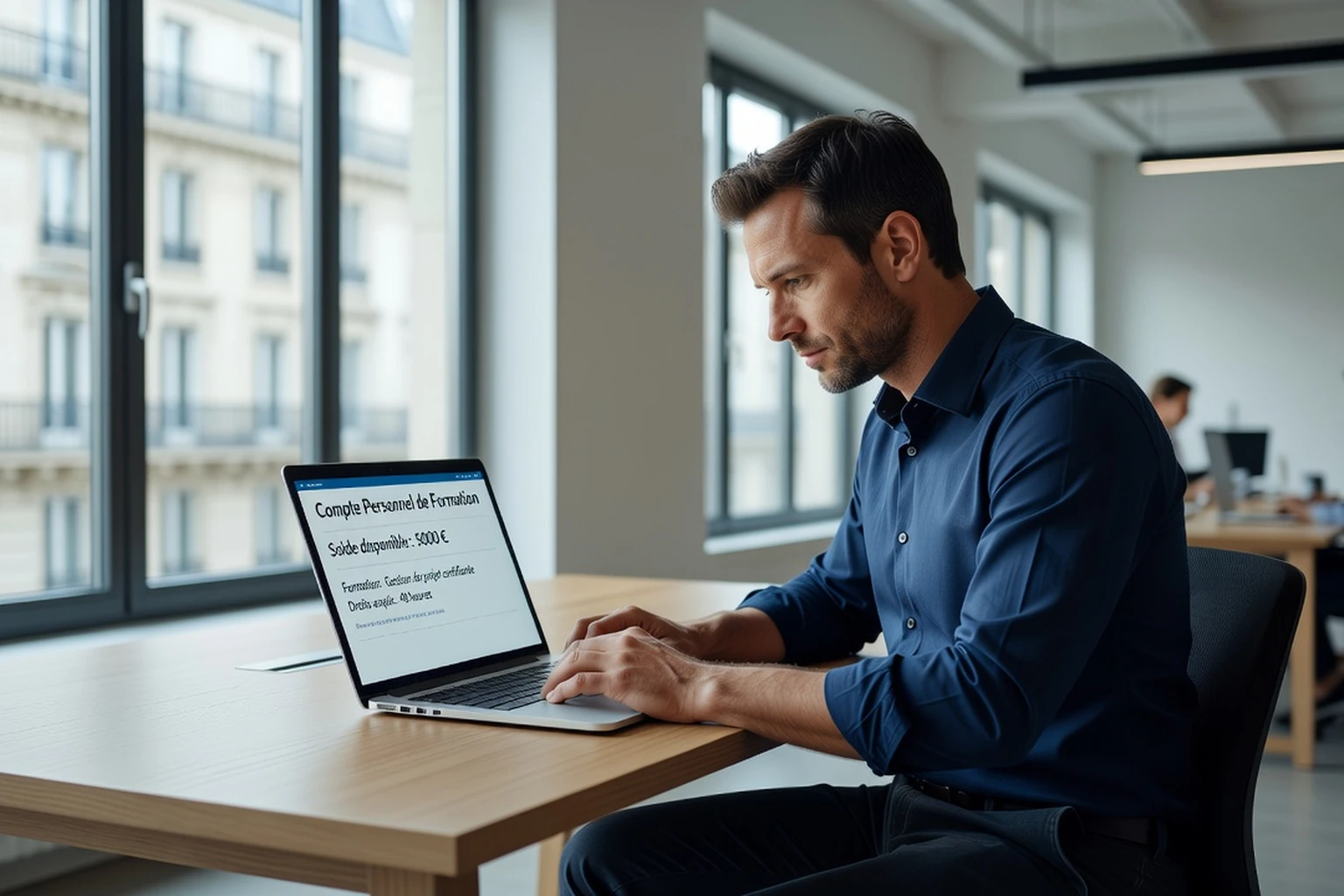 Salarié consultant son Compte Personnel de Formation sur un ordinateur dans un bureau